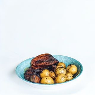 Стейк з яловичого язика з картоплею (330г)