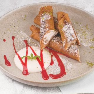 Блинчики с творожной начинкой и сметанным кремом (150 гр.)