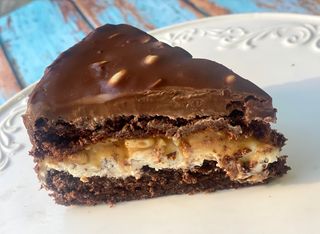 შოკოლადის ტორტი კარამელით (1 ნაჭერი)