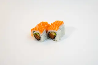 132.Uramaki de salmón plus (4 pzs.)