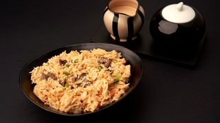 ბრინჯი საქონლით ჯეკის სოუსით