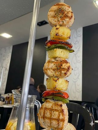 Espetada de Coxa de Frango com abacaxi.