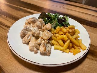 Пилешки късчета с гъби и топено сирене