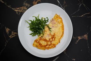 Омлет із шинкою, томатами та сиром (300г)