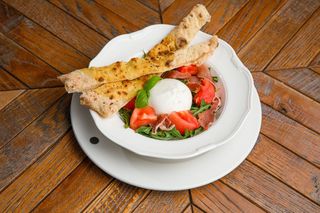 Салат з сиром Буратта, томатами та прошуто (300г)