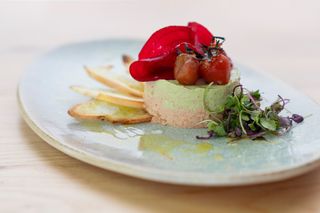 Cheesecake De Pesto Con Nueces & Piñones