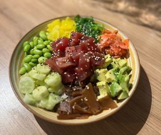 Poke bowl z surowym tuńczykiem
