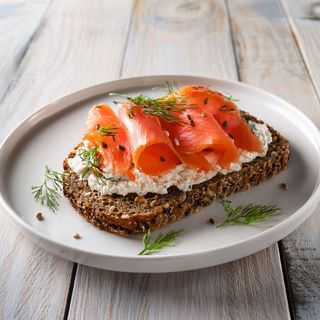 Tostada salmón y queso de untar