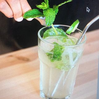 Limonada de gengibre e hortelã