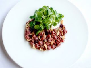 Тартар із Телятини з салатом Месклан та Пармезаном (200g)