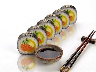 Futomaki z łososiem, awokado, ogórek, daikon 6 szt (180g)