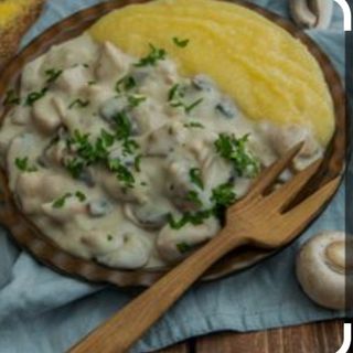 Ciulama de pui cu ciuperci "Regina Noptii" si mamaliguta