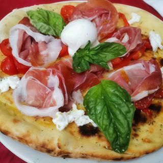 Focaccia con jamón y burrata