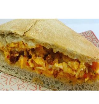 Bocatín de revuelto de chorizo ibérico