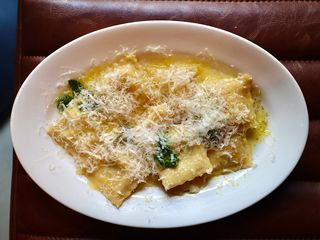 РАВІОЛІ З РІКОТТОЮ ТА ШПИНАТОМ (180г)