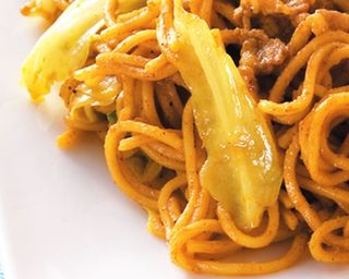 Tallarines De Pasta Salteados Al Curry Amarillo