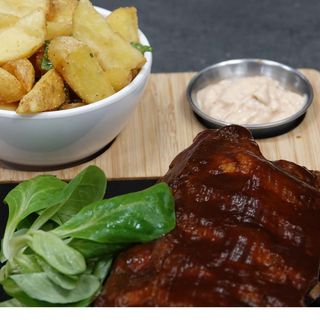 Coasta de porc cu sos BBQ