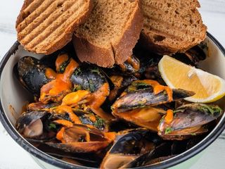 Мідії Чілі у томатному соусі з хрустким багетом (500/45g)