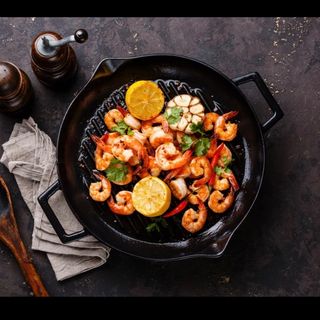 Creveti jumbo cu legume la gratar