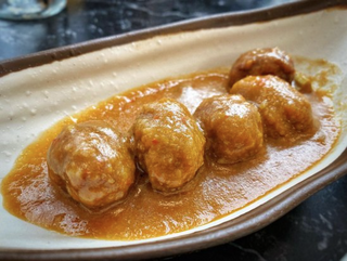 Albóndigas estofadas con patata crema y cebolla crispy