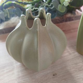 Jarra oval parece uma romã 