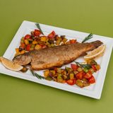 Жареная форель с овощами