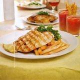 Пилешка пържола от бут и печени картофи (220г)