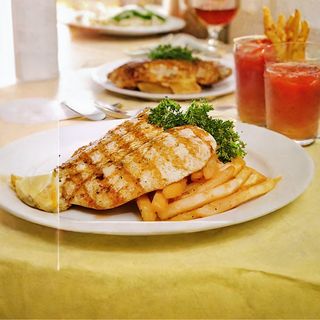 Пилешка пържола от бут и печени картофи (220г)