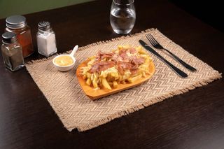 Cartofi cu cașcaval, bakon, sos la alegere