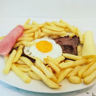 Prego no Prato com Ovo e Batata Frita Caseira