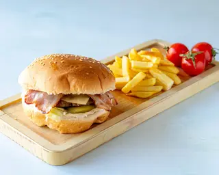 Bejkon burger i pomfrit