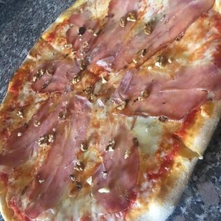 Pizza gorgonzola, noci e speck