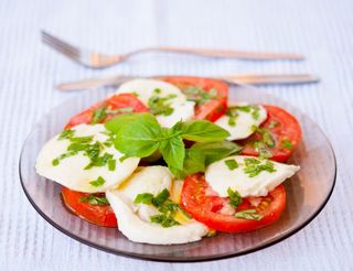 Салата Белени домати с моцарела