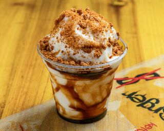 Sundae de lottus con sirope de caramelo y crujientes toppings de galleta lotus