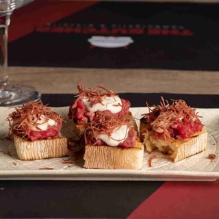 Bruschetta fonduta e sfilacci