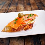 Bruscheta cu somon ușor sărat și mousse de ricota