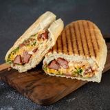 მექსიკური ჰოთდოგი მდნარი ყველით, პურში