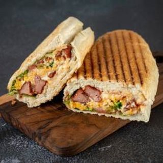 მექსიკური ჰოთდოგი მდნარი ყველით, პურში