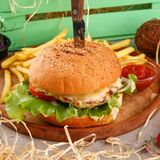 Burger cu pârjoală de pui