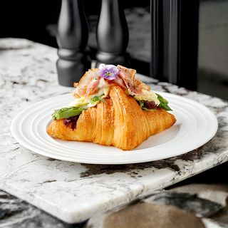 Croissant cu sparanghel, scrob și bacon