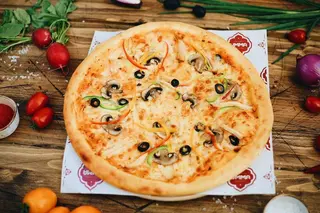 Пицца с курицей и грибами 