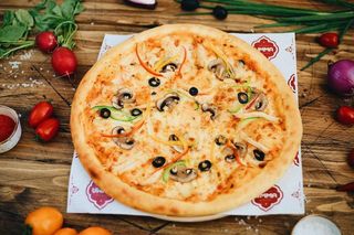 Пицца с курицей и грибами 