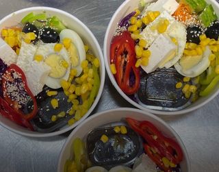 ბოსტნეულის მიქსი კვერცხით და ფეტა ყველით