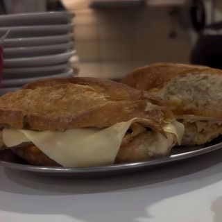 BOCATA JAMÓN ASADO QUESO Y PIQUILLO ( PICANTE)