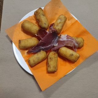 Croquetas de cecina y queso de cabra