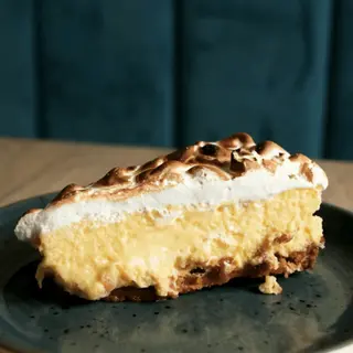 Pie de lima y limón con merengue suizo