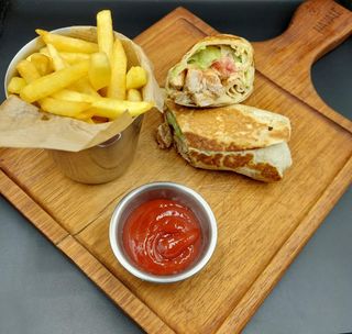 Tortilla  sa piletinom i guacamole sosom  200g