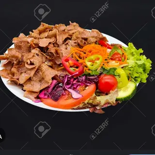 Plato De Carne Con Ensalada Y Pan