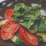 პომიდვრის სალათი მწვანე აჯიკით და სულგუნით