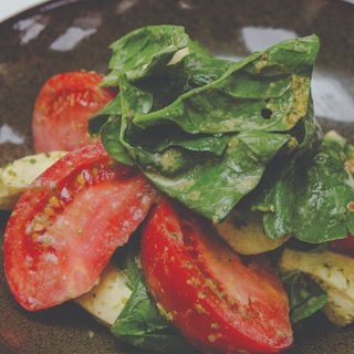 პომიდვრის სალათი მწვანე აჯიკით და სულგუნით